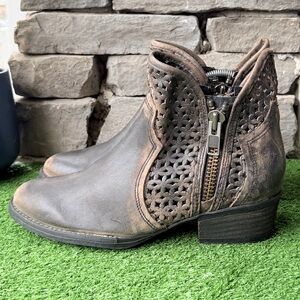 Circle G by Corral Women's Distressed Cutout Shortie Ankle Boots